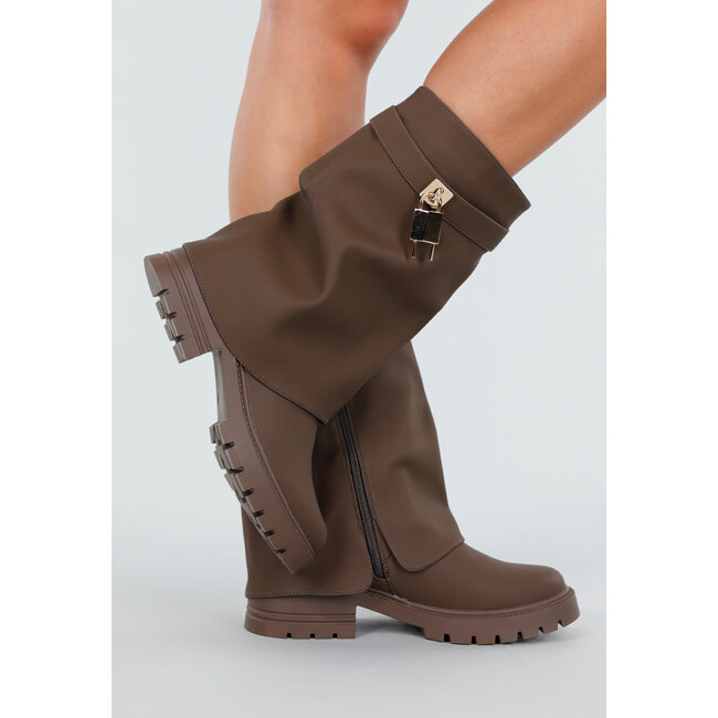 Braune kurze Stiefel mit goldfarbenem Verschluss und grober Sohle