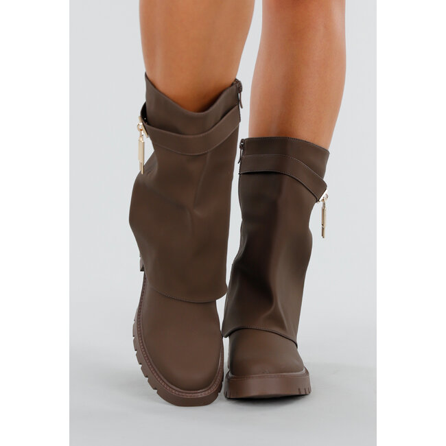 Braune kurze Stiefel mit goldfarbenem Verschluss und grober Sohle