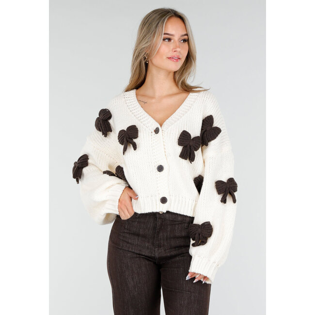 Strickjacke in Creme mit dunkelbraunen Schleifen