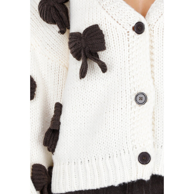 Strickjacke in Creme mit dunkelbraunen Schleifen