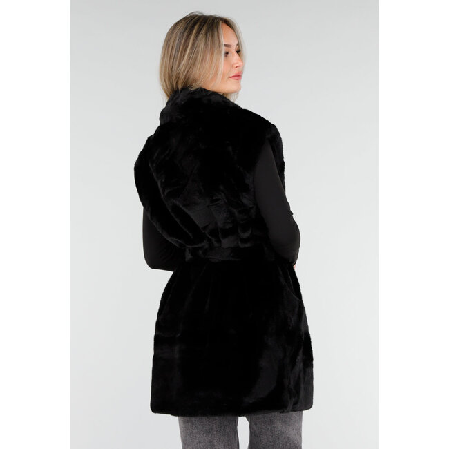 Schwarzer Bodywarmer aus Kunstfell mit Gürtel und Kragen
