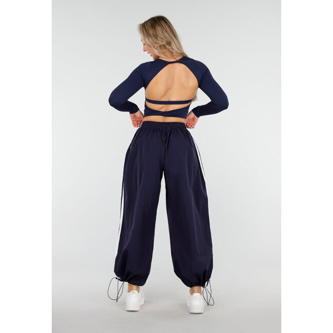 Dunkelblaues Crop Top mit Polstern und offenem Rücken