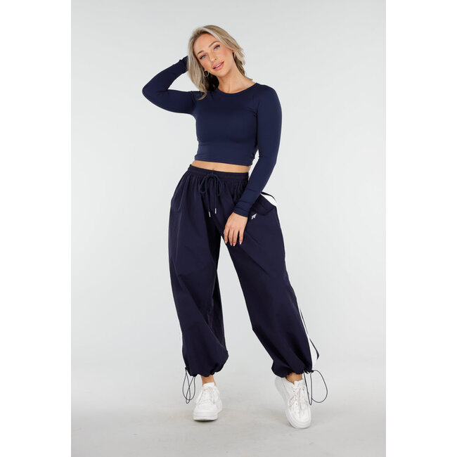 Dunkelblaues Crop Top mit Polstern und offenem Rücken