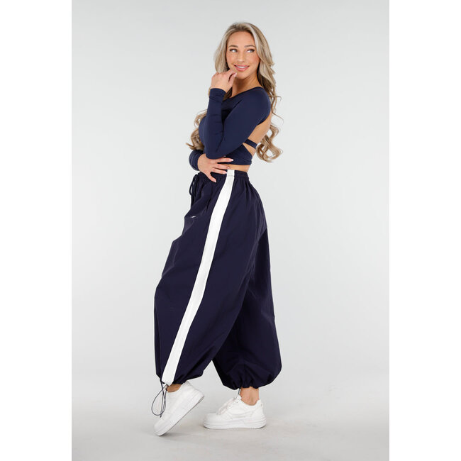 Dunkelblaues Crop Top mit Polstern und offenem Rücken