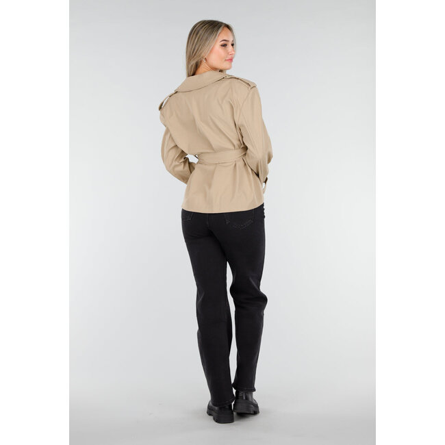 Beiger kurzer Trenchcoat mit Gürtel und doppelter Knopfleiste