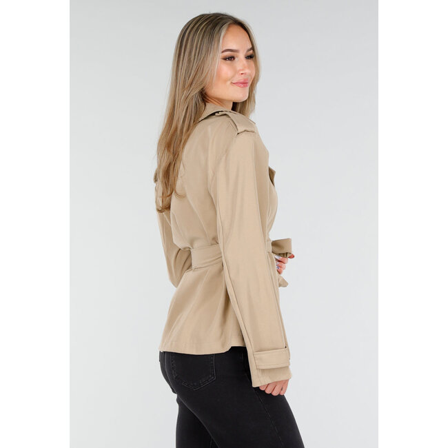 Beiger kurzer Trenchcoat mit Gürtel und doppelter Knopfleiste