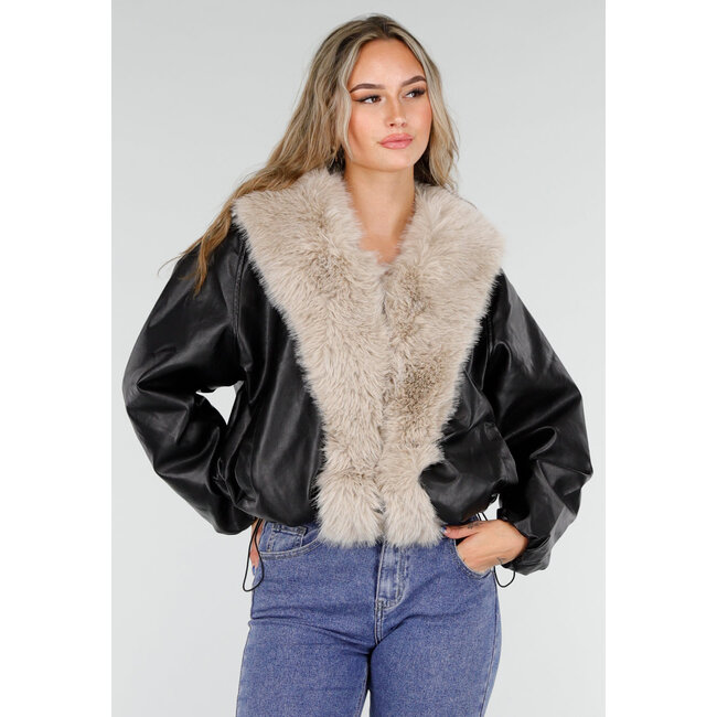 Schwarze Lederoptik-Jacke mit beigem Kunstfellkragen