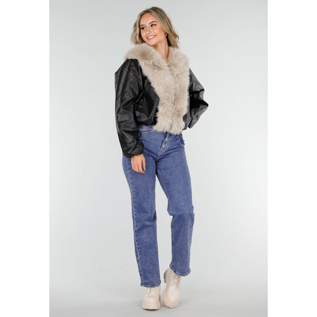 Schwarze Lederoptik-Jacke mit beigem Kunstfellkragen