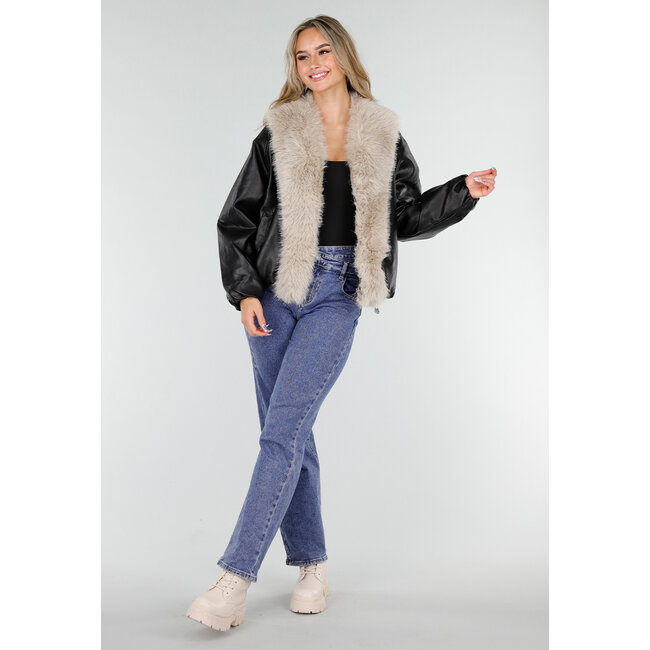 Schwarze Lederoptik-Jacke mit beigem Kunstfellkragen