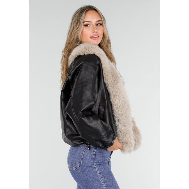 Schwarze Lederoptik-Jacke mit beigem Kunstfellkragen