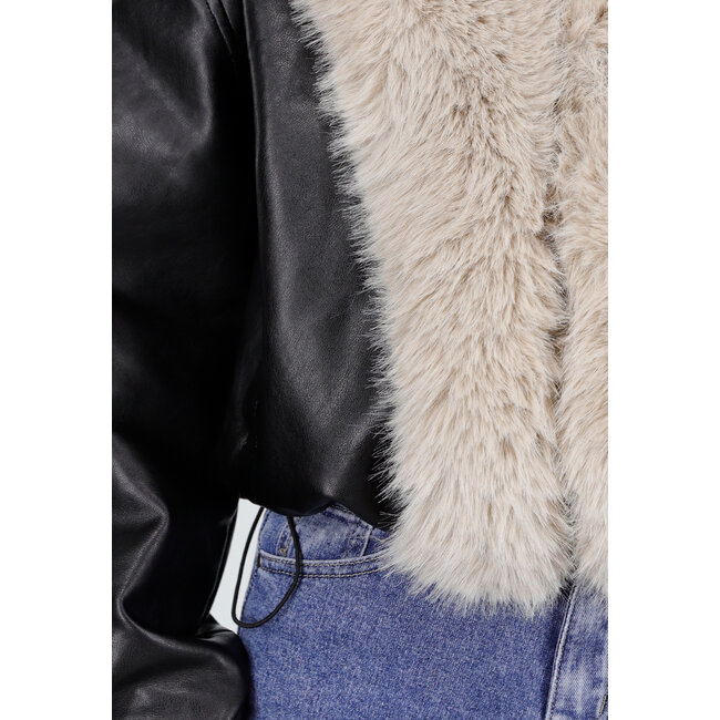 Schwarze Lederoptik-Jacke mit beigem Kunstfellkragen