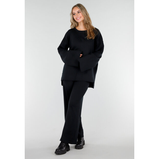 Schwarzes zweiteiliges Set mit weiten Ärmeln und Stretch