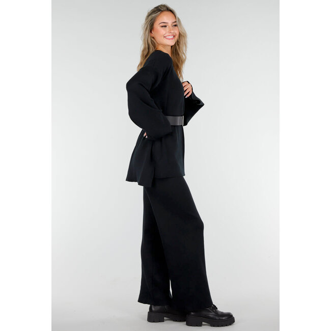 Schwarzes zweiteiliges Set mit weiten Ärmeln und Stretch