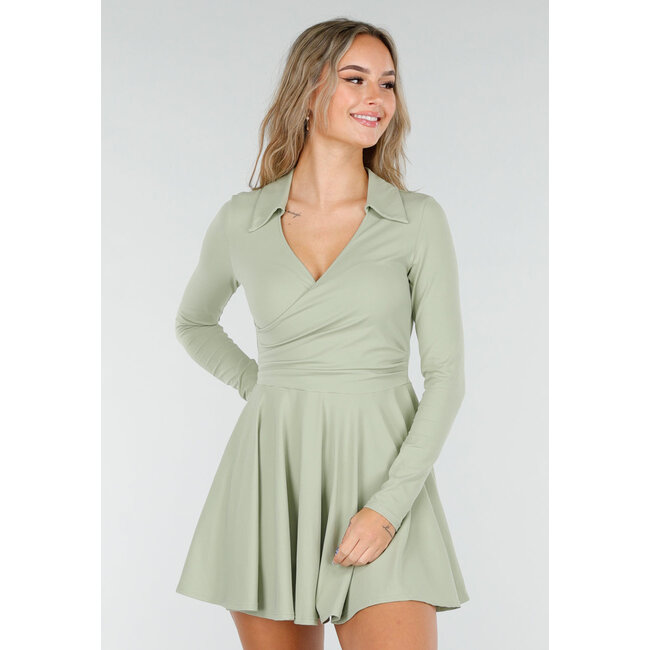 Grünes Tennis-Kleid mit langen Ärmeln und passender Hose