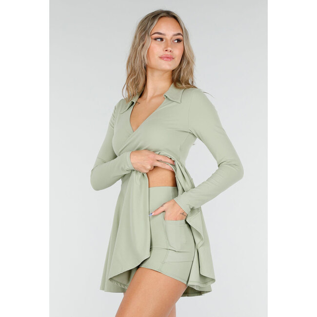 Grünes Tennis-Kleid mit langen Ärmeln und passender Hose