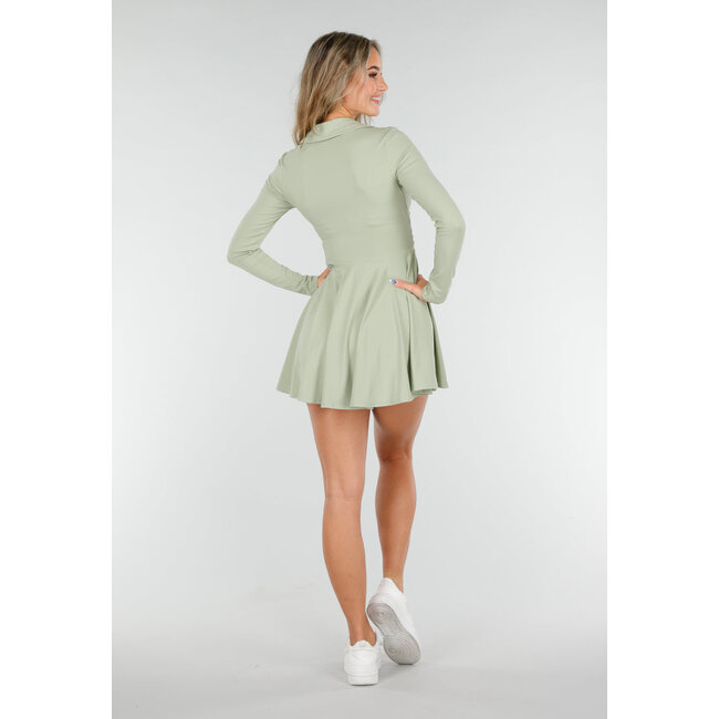 Grünes Tennis-Kleid mit langen Ärmeln und passender Hose