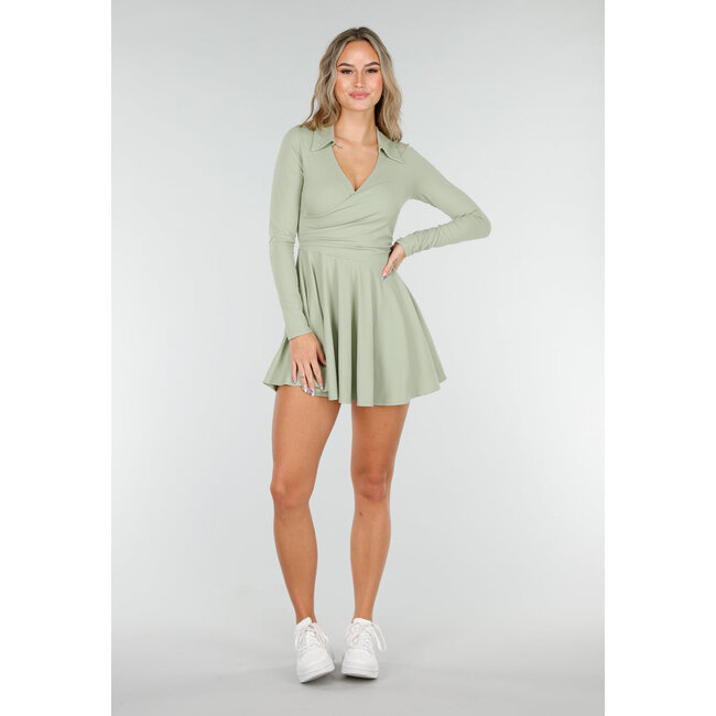 Grünes Tennis-Kleid mit langen Ärmeln und passender Hose