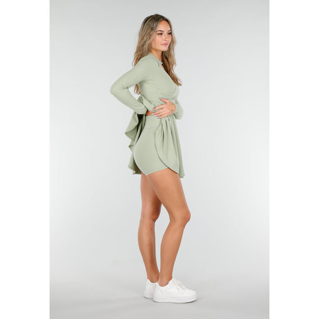 Grünes Tennis-Kleid mit langen Ärmeln und passender Hose
