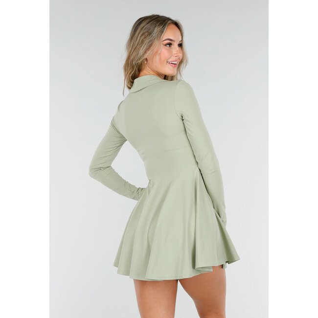 Grünes Tennis-Kleid mit langen Ärmeln und passender Hose