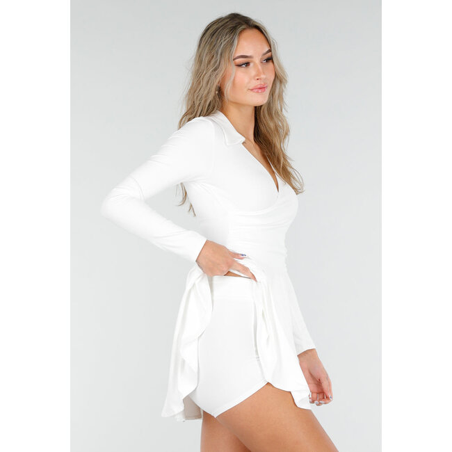 Weißes Tennis-Kleid mit langen Ärmeln und passender Hose