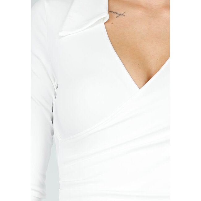 Weißes Tennis-Kleid mit langen Ärmeln und passender Hose