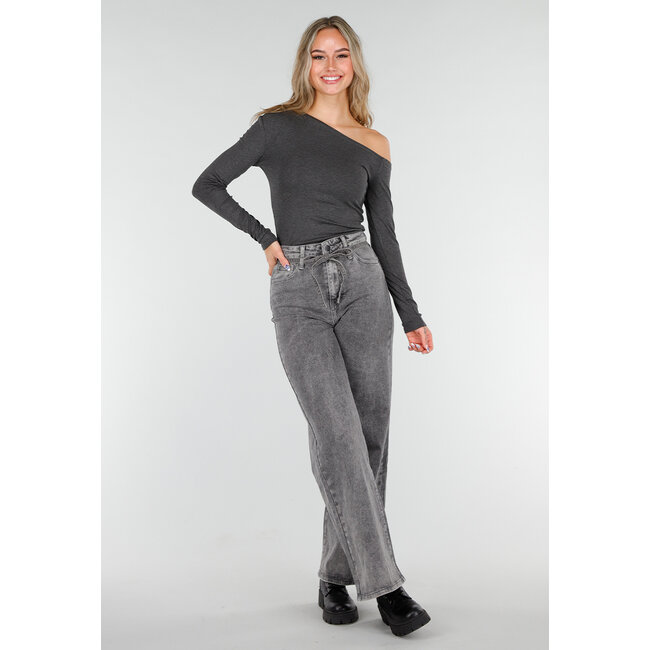 Graue Stretchjeans mit weitem Bein, hoher Taille und Krawattengürtel