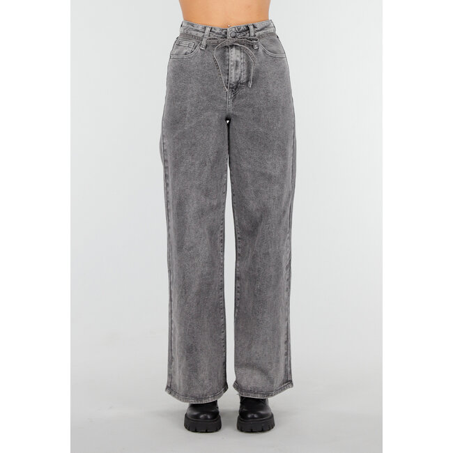 Graue Stretchjeans mit weitem Bein, hoher Taille und Krawattengürtel