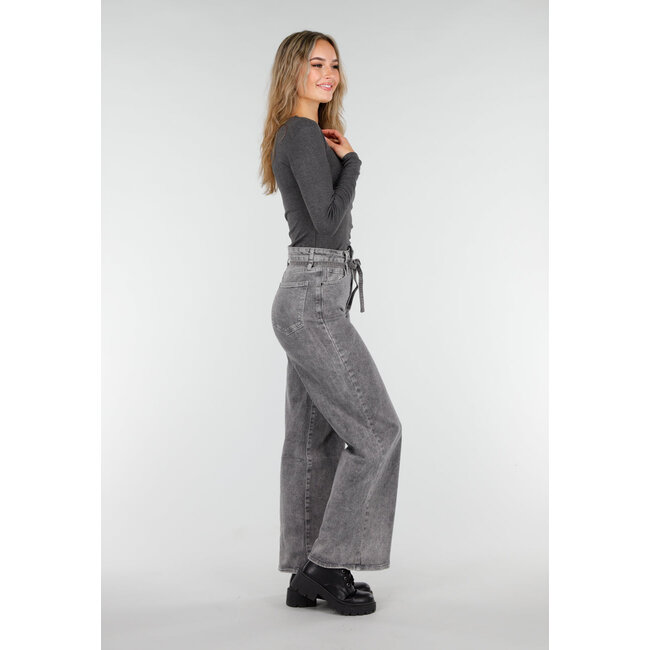 Graue Stretchjeans mit weitem Bein, hoher Taille und Krawattengürtel