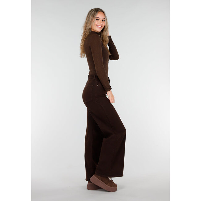 Dunkelbraune Stretchjeans mit weitem Bein und hoher Taille