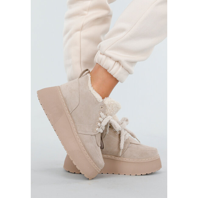 Beigefarbene Wildledersneaker