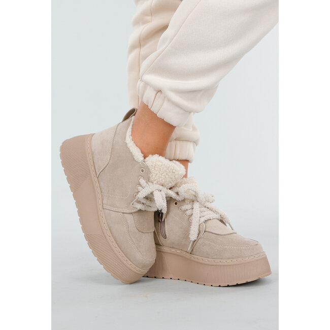 Beigefarbene Wildledersneaker mit warmem Futter und Plateausohle