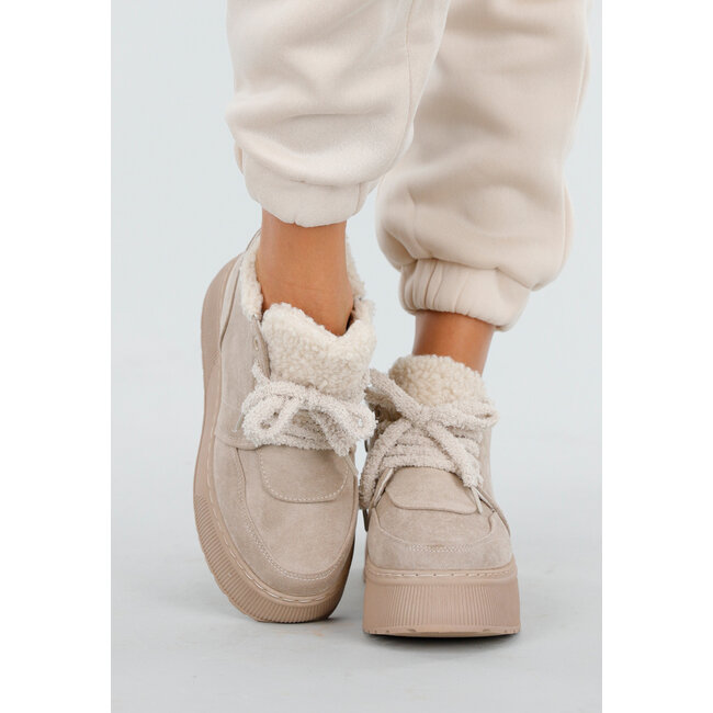 Beigefarbene Wildledersneaker mit warmem Futter und Plateausohle