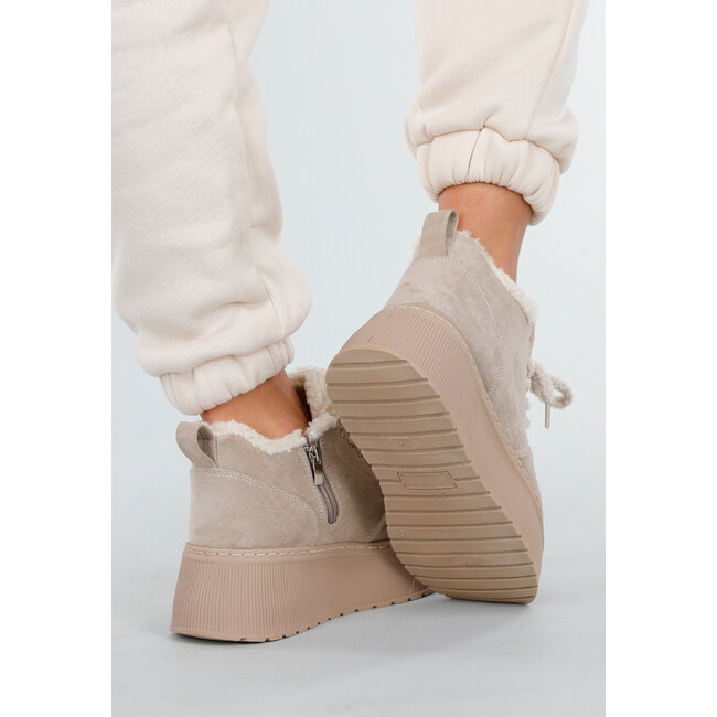 Beigefarbene Wildledersneaker mit warmem Futter und Plateausohle