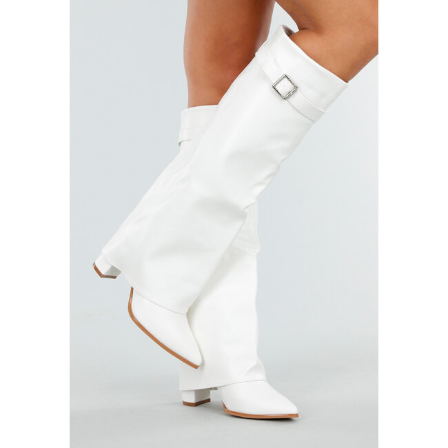 Weiße hohe Stiefel