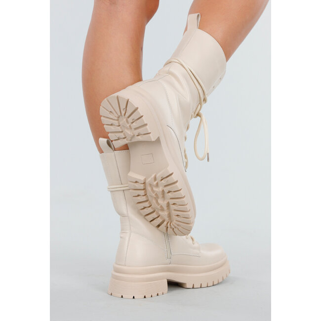 Beige Schnürstiefel mit klobiger Sohle