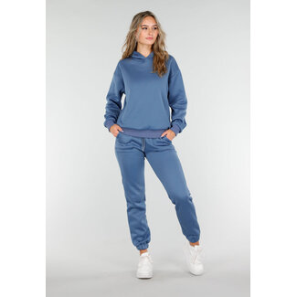 Blauer Jogginganzug