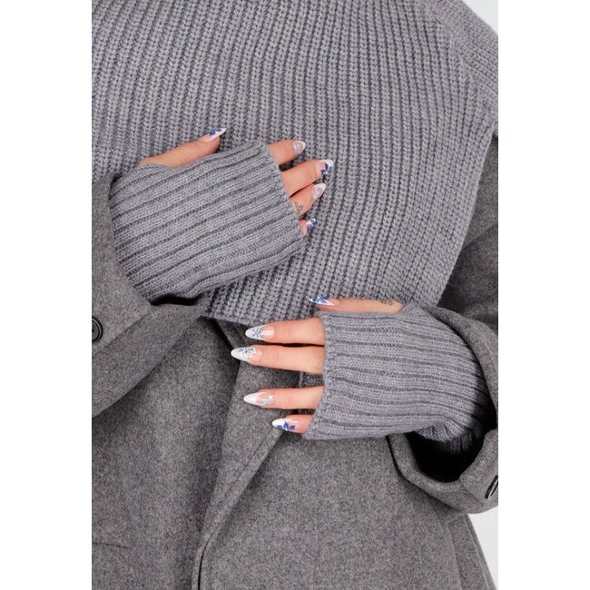 Graue Strickhandschuhe ohne Fingerspitzen