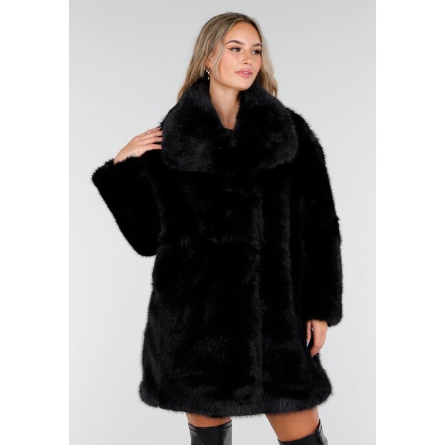 Schwarze Kunstfelljacke mit breitem Kragen