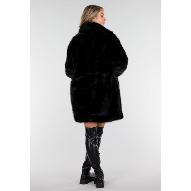 Schwarze Kunstfelljacke mit breitem Kragen