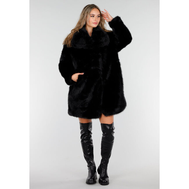 Schwarze Kunstfelljacke mit breitem Kragen