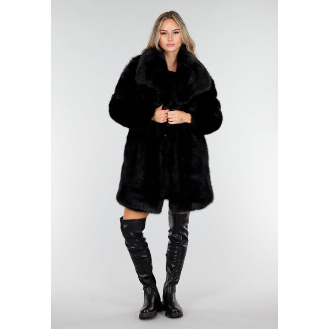 Schwarze Kunstfelljacke mit breitem Kragen