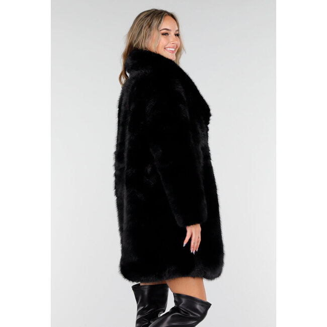 Schwarze Kunstfelljacke mit breitem Kragen