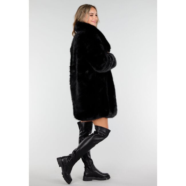 Schwarze Kunstfelljacke mit breitem Kragen