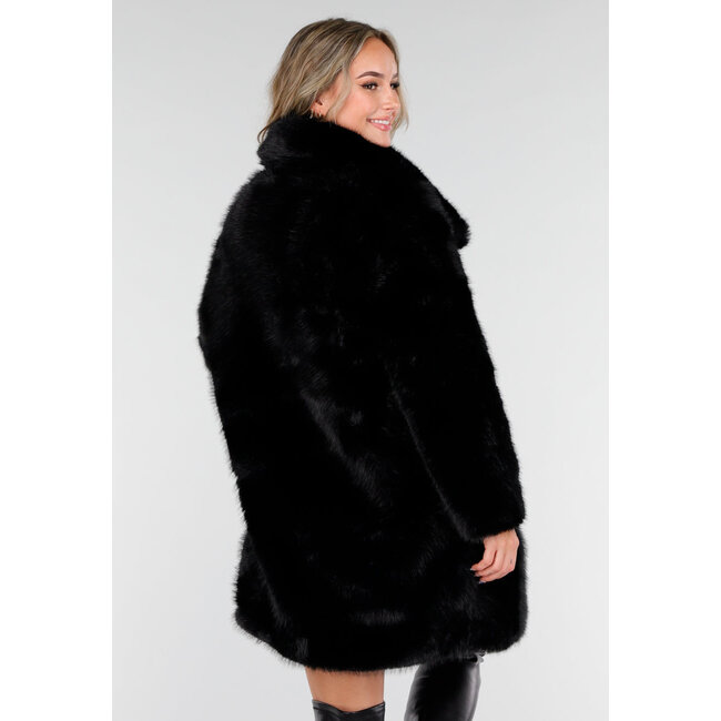 Schwarze Kunstfelljacke mit breitem Kragen