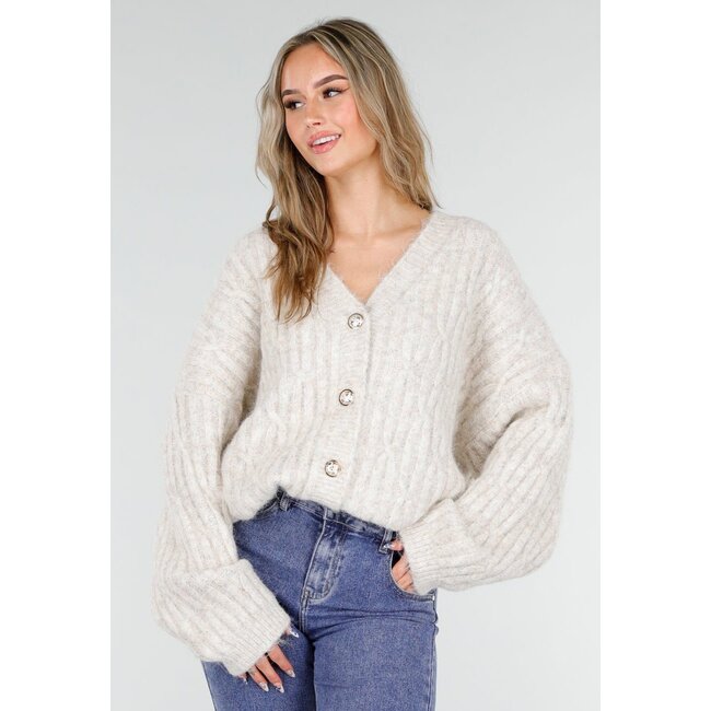 Beige gestrickte Oversize-Strickjacke mit goldfarbenen Knöpfen