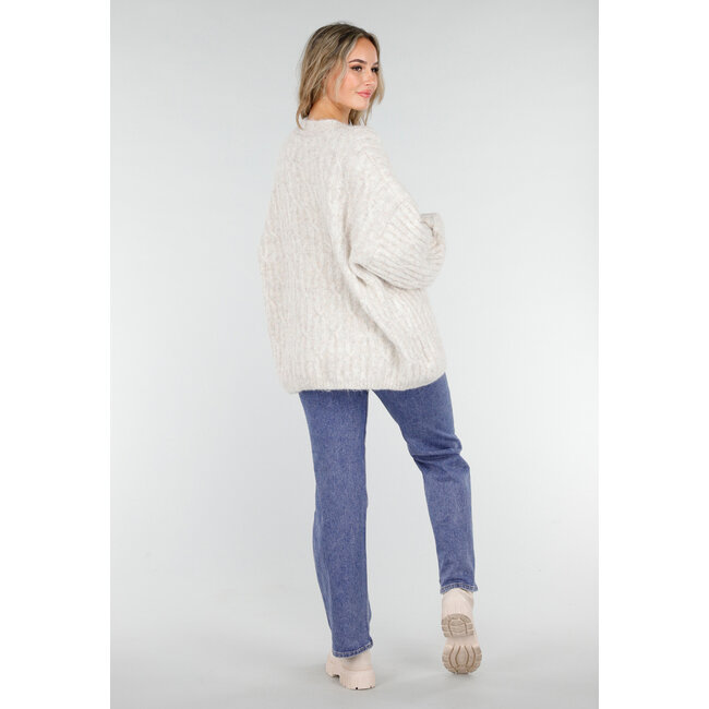 Beige gestrickte Oversize-Strickjacke mit goldfarbenen Knöpfen