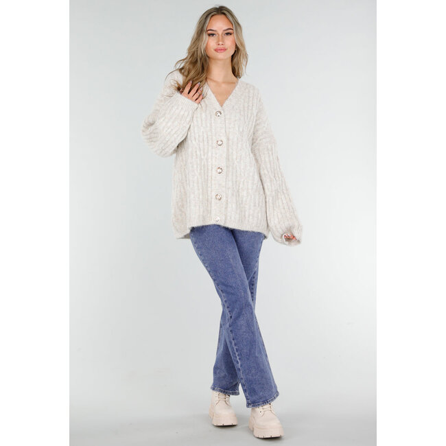 Beige gestrickte Oversize-Strickjacke mit goldfarbenen Knöpfen