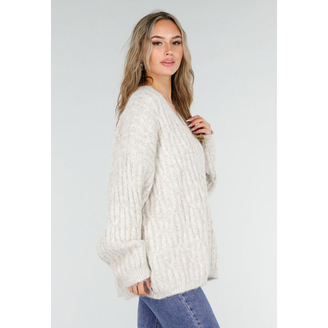 Beige gestrickte Oversize-Strickjacke mit goldfarbenen Knöpfen