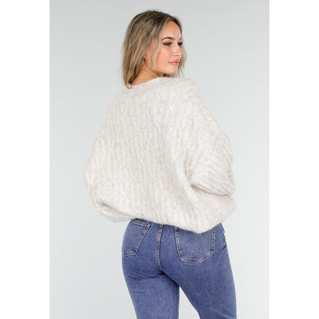 Beige gestrickte Oversize-Strickjacke mit goldfarbenen Knöpfen