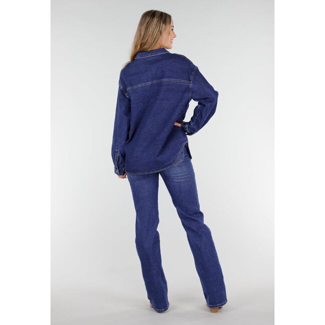 Dunkelblaues Denimhemd mit Oversize-Passform und Knopfleiste